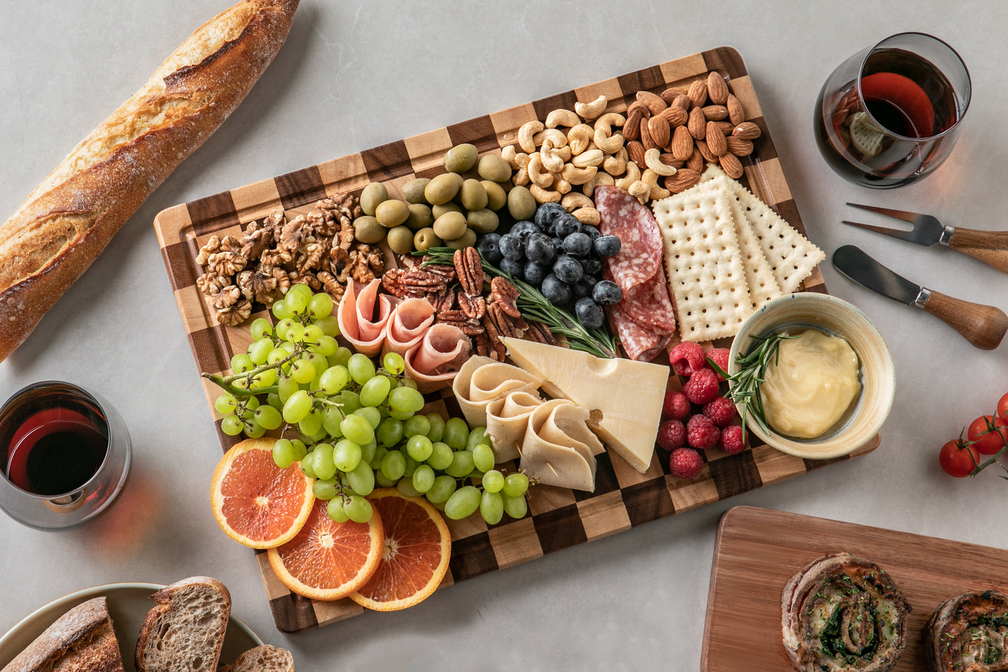 THETCHRY Cutting Boards for Kitchen, Checkered Cutting Board Upgraded, Acacia Wood Chopping Board with Juice Grooves & Handles, Large Butcher Block Serving Tray with Gift Box, 16.5" x 11.6" x 0.8"
